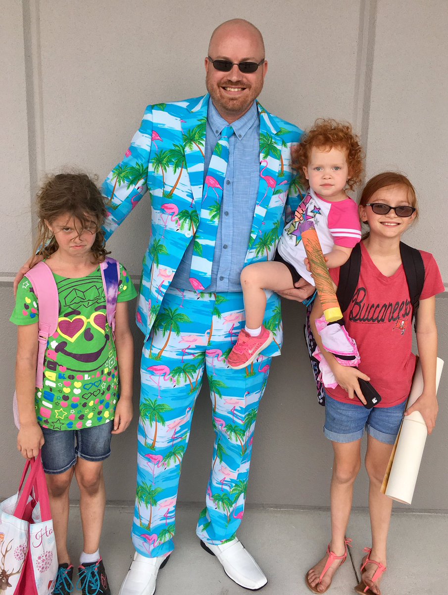 herzek's tweet image. When you're the father of 3 girls, there's only one way to pick them up from a school dance... #flaminguy #flamingosuit #flamingos