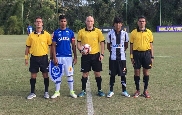 Cruzeiro's tweet photo. Cruzeiro bate o @SantosFC e está na final da Nike Premier Cup Sub-15.

https://t.co/iBqfdlx5gl https://t.co/DhvaE1jhmM