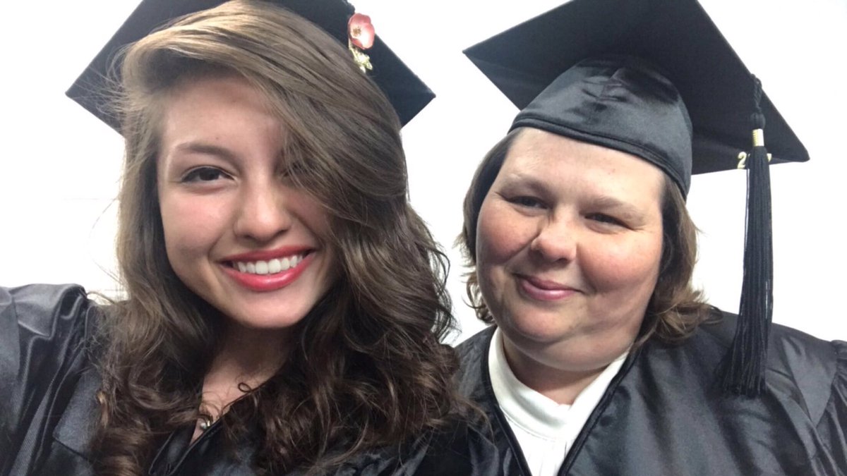 ArielLeonor's tweet photo. 🙌🏻🎉👩🏻‍🎓 I DID IT! https://t.co/dUTgPlU9Ir