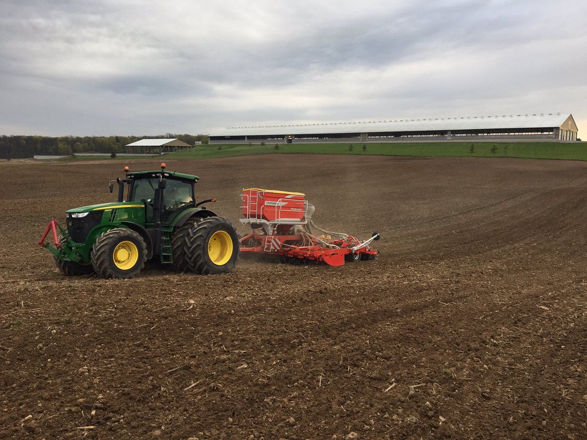 Planting oats and alfalfa with <a href="/PremierEquip1/">Premier Equipment</a> #pottinger #terrasem C6 fertilizer unit at 10 mph.  Finally getting dry enough for #plant17