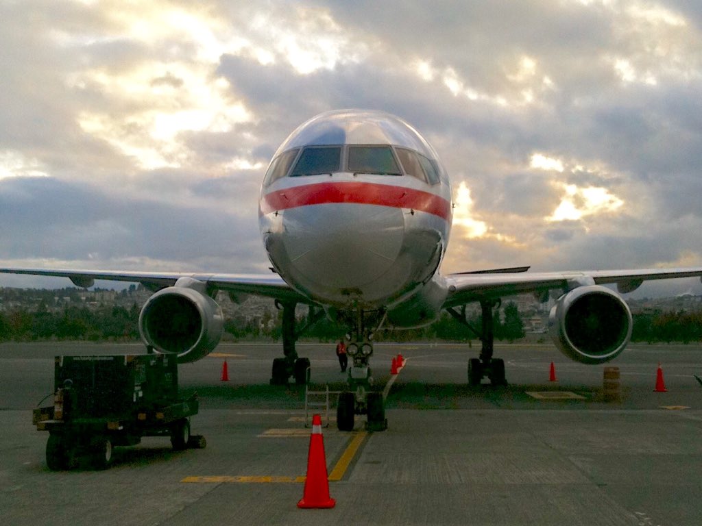 deborare's tweet photo. A beautiful bird #Boeing757 #AmericanAirlines at old #Quito #Airport #avgeek #travel https://t.co/MvRtp4bBge