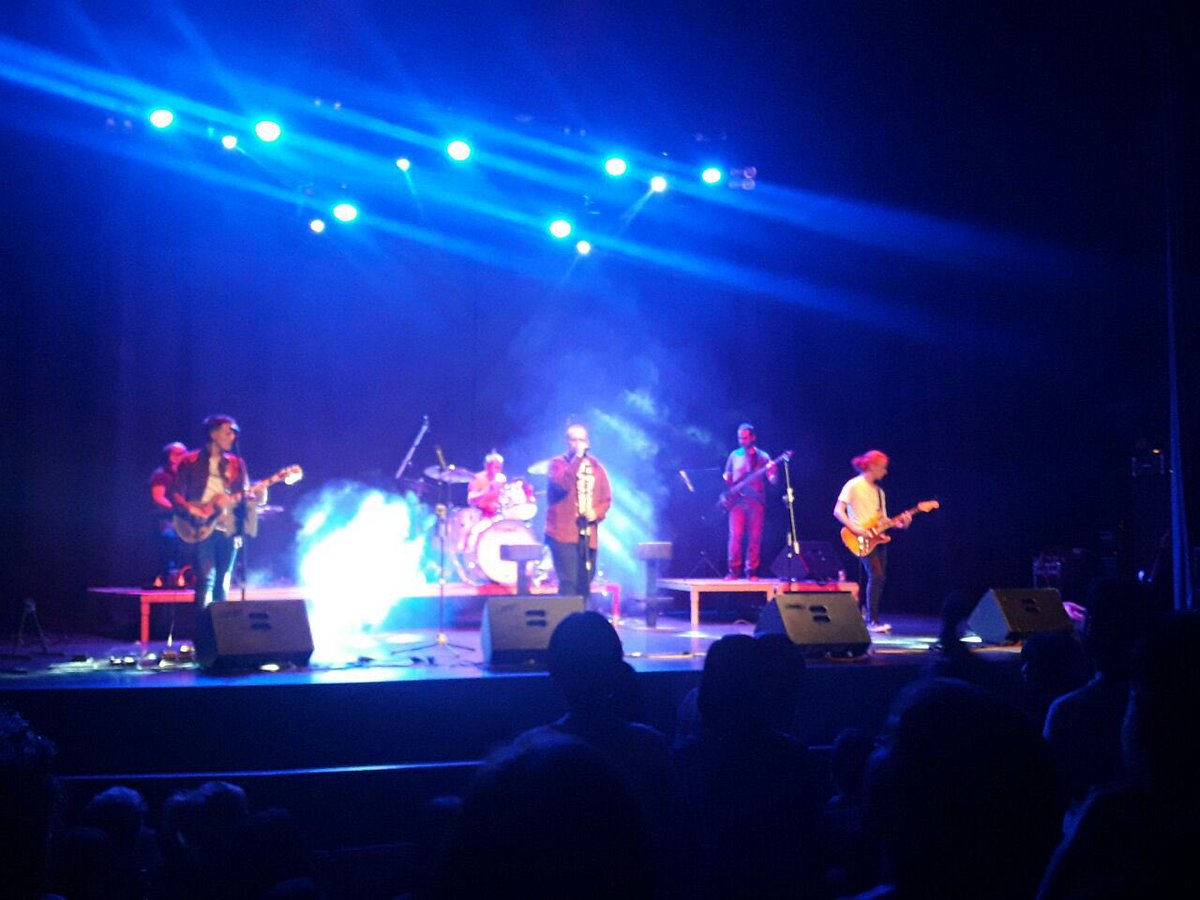 FallaLaRavalera's tweet photo. Hui la nostra fallera major ha asistit al concert " Tributo al Canto del Loco" organitzat per l'ONG Amor en Acció https://t.co/RkUMuFSk3Q