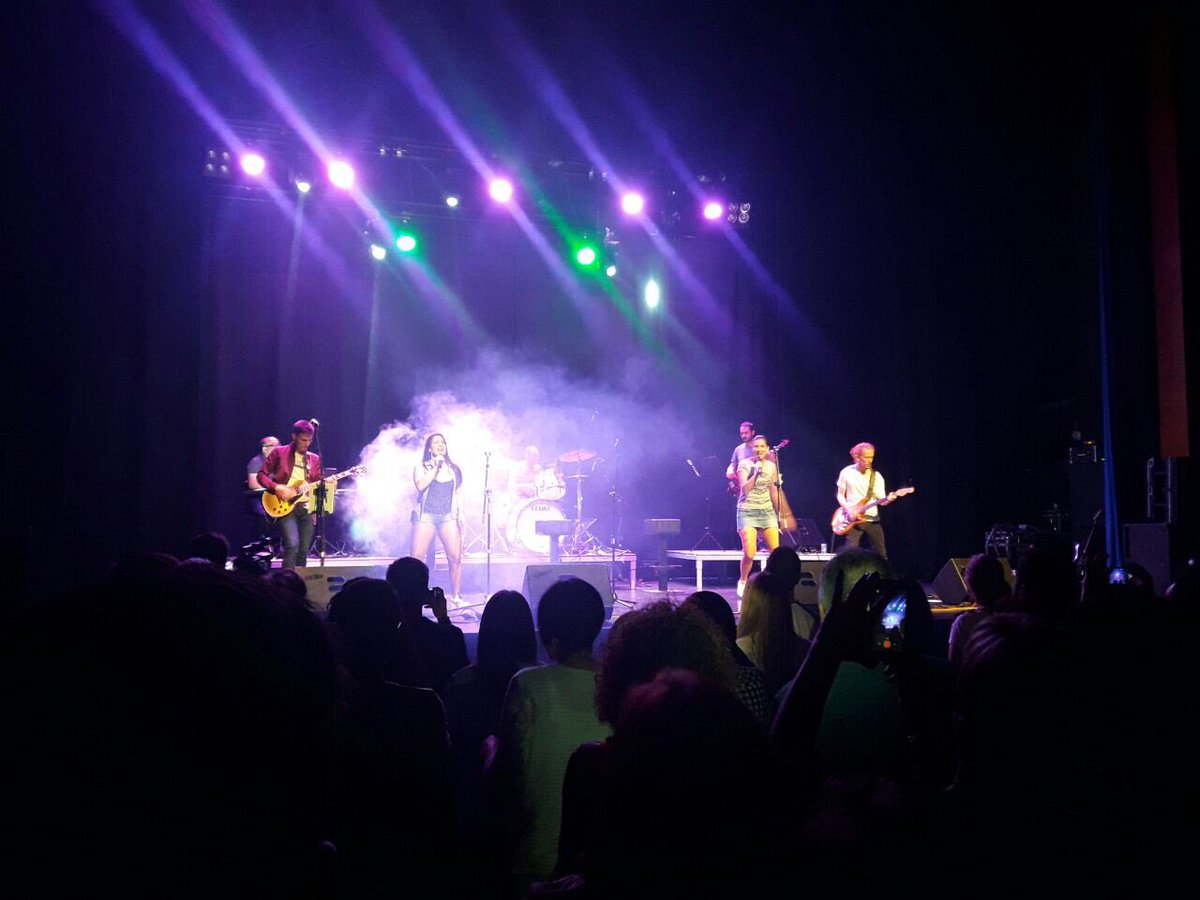 FallaLaRavalera's tweet photo. Hui la nostra fallera major ha asistit al concert " Tributo al Canto del Loco" organitzat per l'ONG Amor en Acció https://t.co/RkUMuFSk3Q