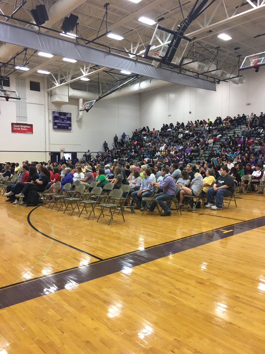 hassell_joey's tweet image. #RipleyTigers&apos; Class of 2017 enjoyed last day of school w/ scholarship recognition. 🎓#postsecondarytransition #proudtobeaRipleyTiger @TNedu