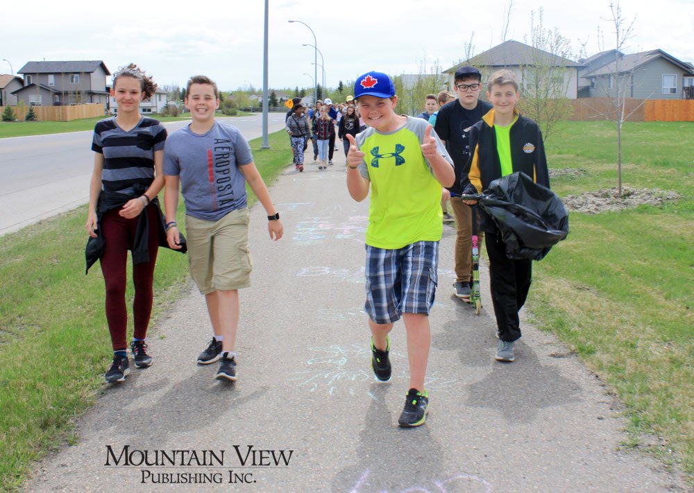 TheAlbertan_'s tweet photo. AROUND TOWN: Deer Meadow students led the charge this aft as they hit the streets for @TownOfOlds P.U.G. day. #PickingUpGarbage #LookinGood https://t.co/ehiK6OCGlo