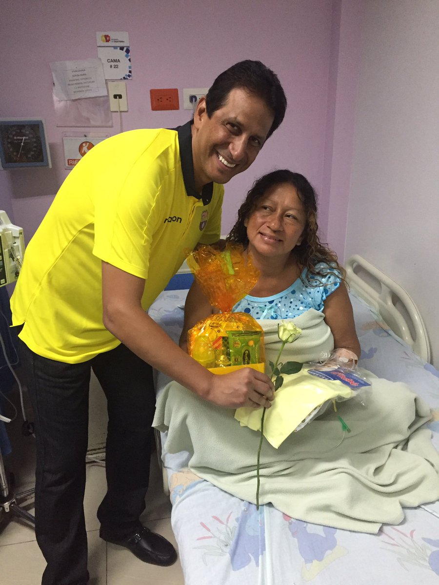 El presidente de @BarcelonaSCweb <a href="/panchocevallosv/">José F. Cevallos</a> haciendo entrega del Kit <a href="/CarlitosBiberon/">Carlitos Biberones</a> a  una de las nuevas mamitas #FundacionBSC