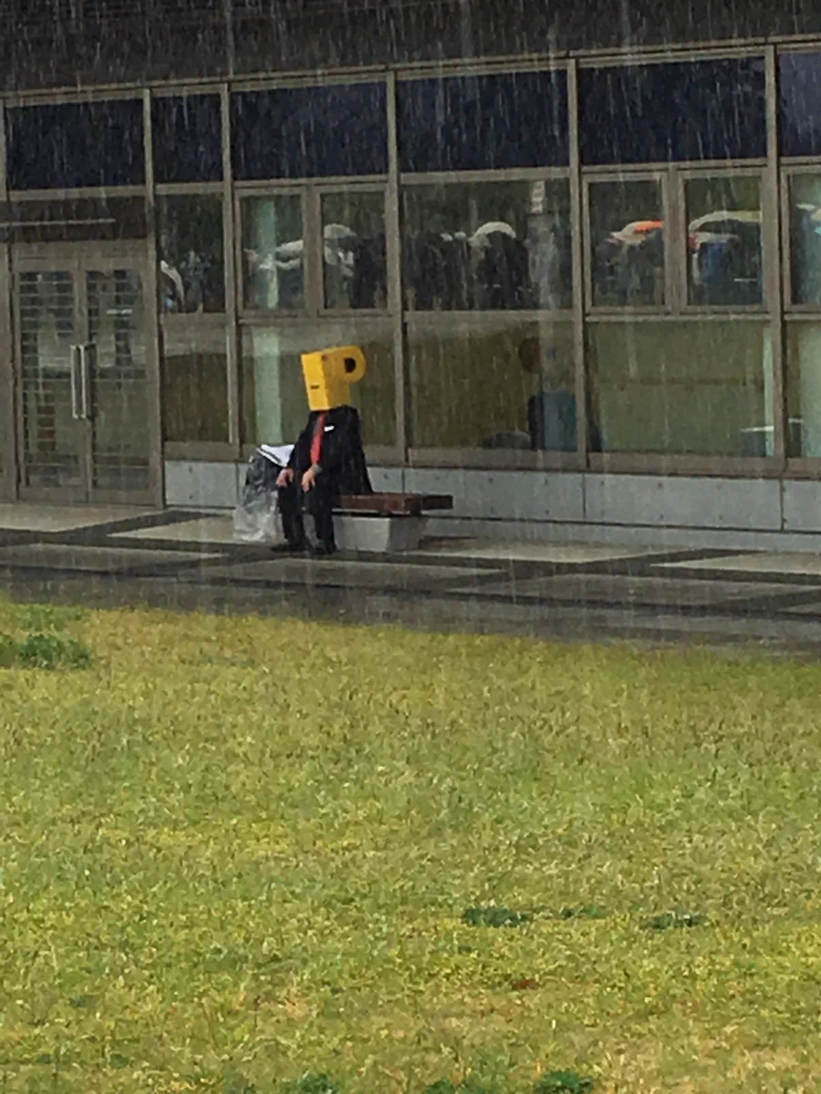 こんなとこになんかいるwwこの黄色い正体は一体なんなのww