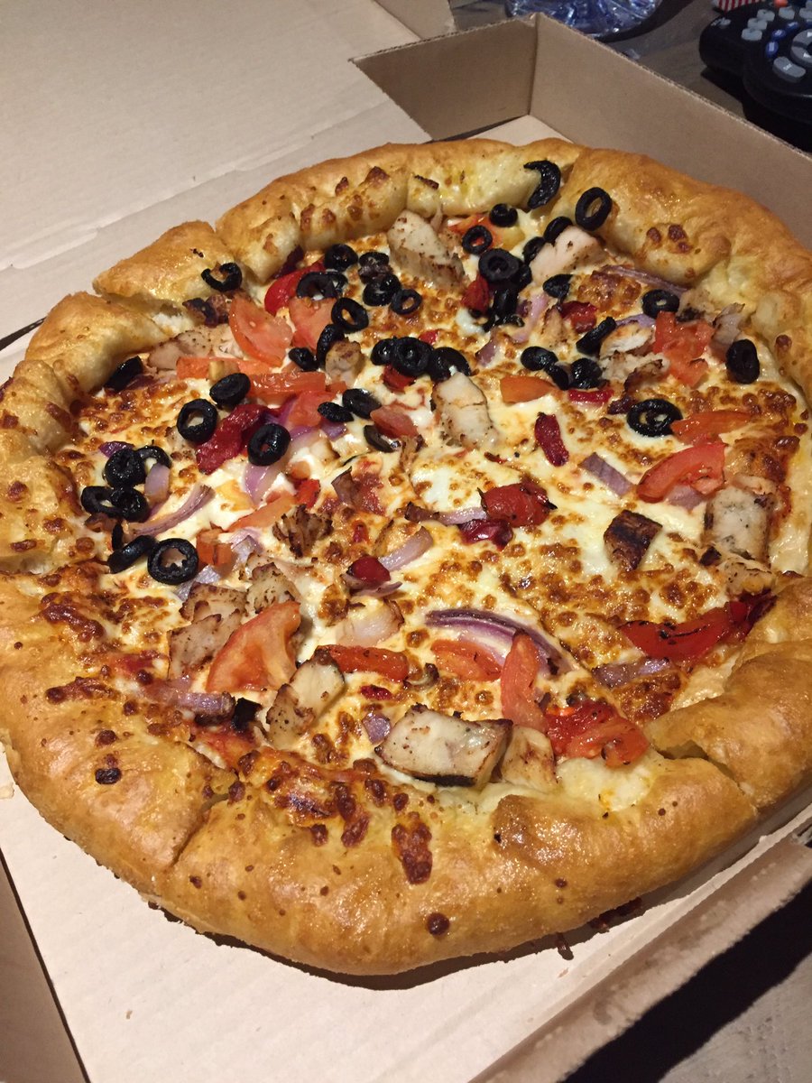 DannyFernandes's tweet image. @PizzaHutCanada when you order a pepperoni pizza, Wait over an hour and get this delivered #fail  #anotherhour #starving