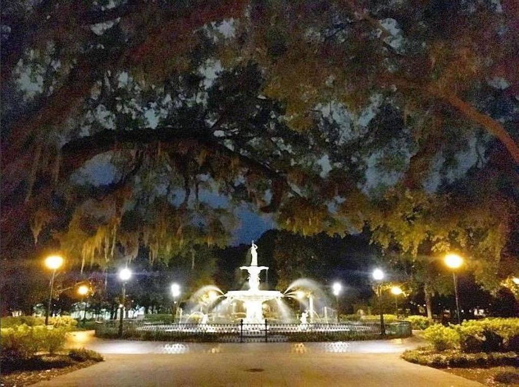 VisitSavannah's tweet photo. Late night at the Forsyth Park Fountain. 🌙 #VisitSavannah [📸: @valbonasokoli] https://t.co/G7BSU4YE8C https://t.co/Pagp4N2Z4H
