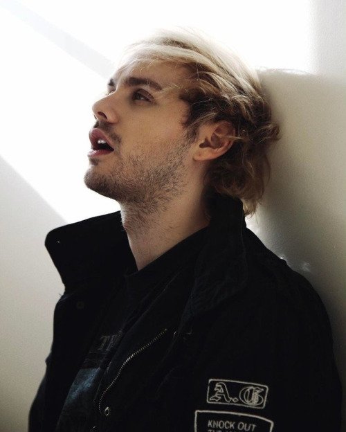 Fivesosonline's tweet photo. beautiful ray of sunshine #michaelhour https://t.co/XIhMxQh4b3