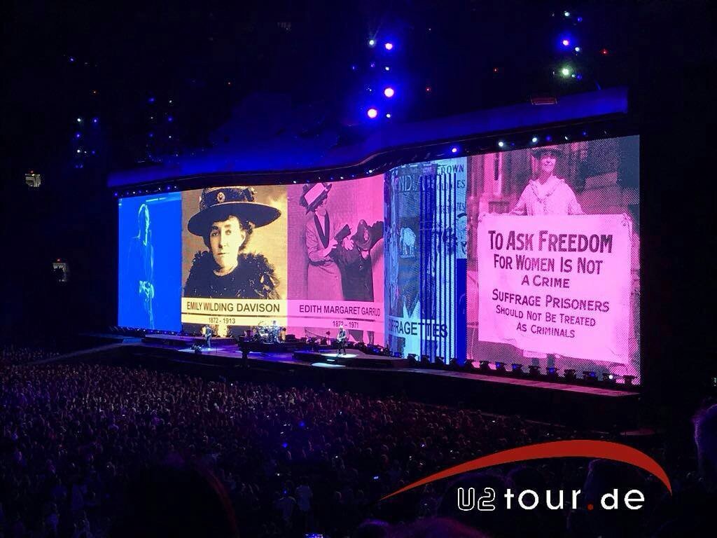 achtungmjj's tweet photo. What is art? This is art. #U2TheJoshuaTree2017 https://t.co/c1uAQhffIq