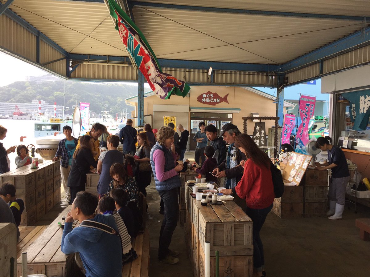 那智勝浦町観光協会 にぎわい広場朝市の休業について 日曜日のにぎわい広場朝市は工事のため今年度の営業を休業致します この工事で屋内飲食ブースやイベントブースが設置されます 平日や午後の開催も予定されておりますのでリニューアルオープンをお