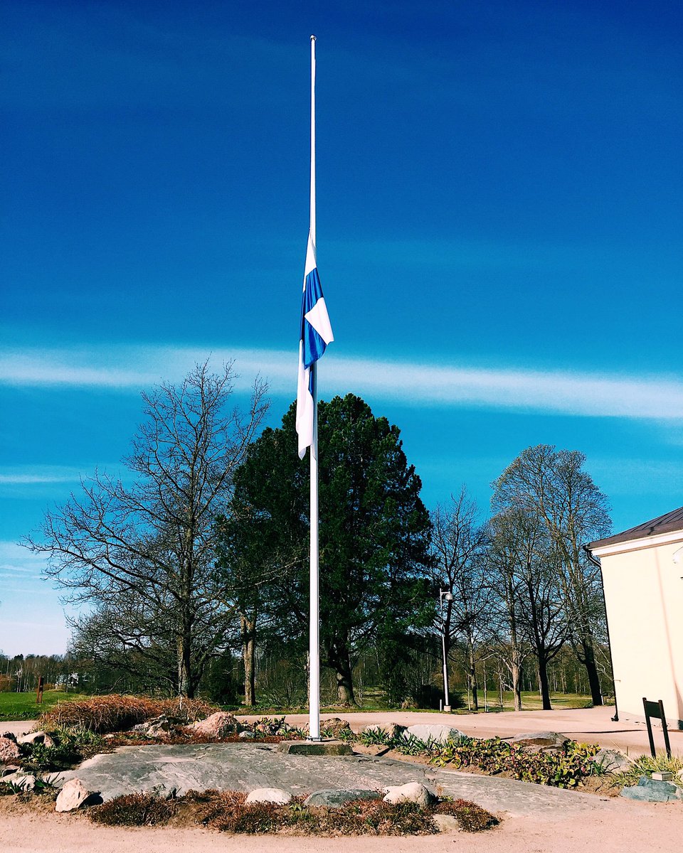 Talissa suruliputetaan tänään presidentti Mauno Koiviston muistoksi 🇫🇮#maunokoivisto