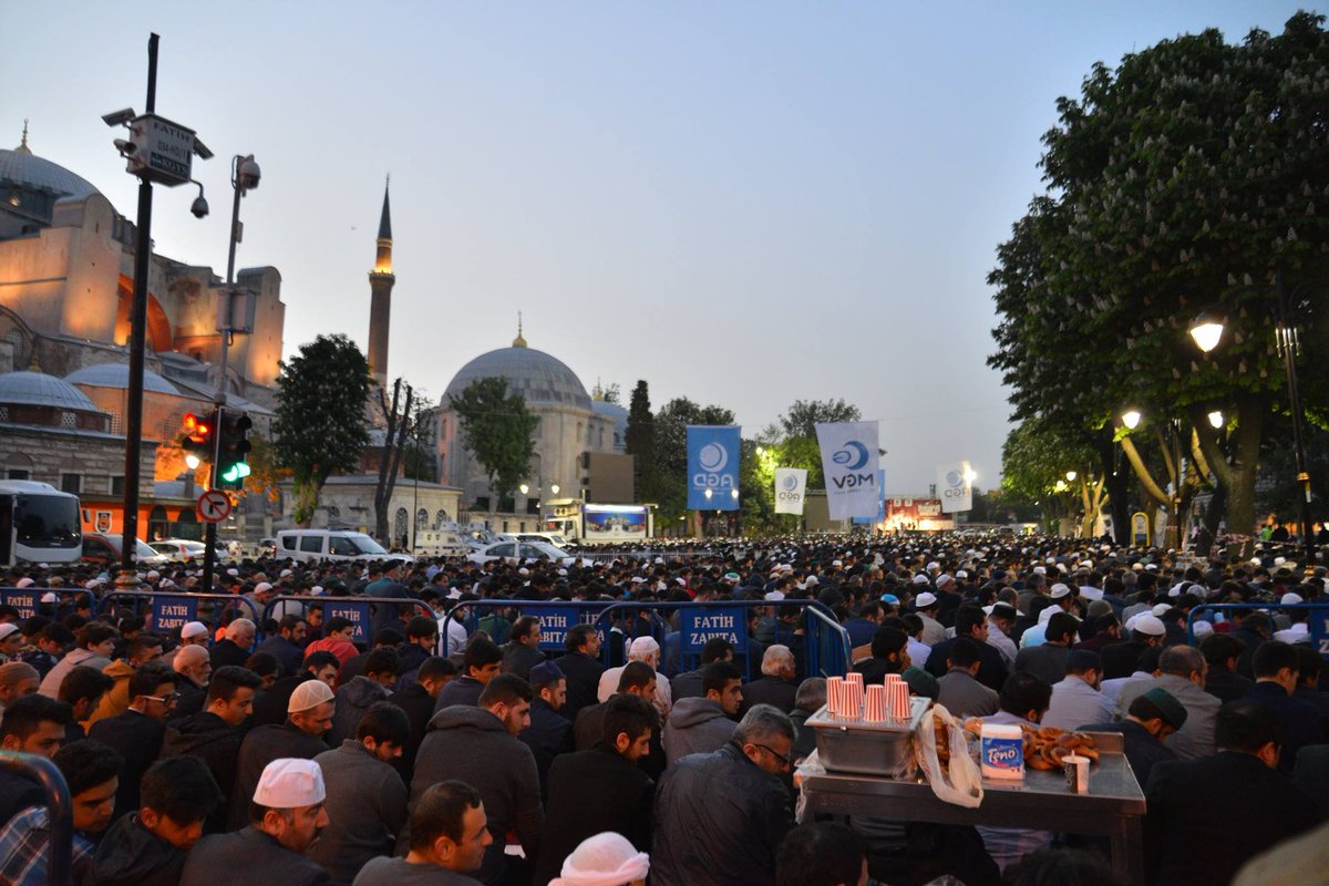 agdorgtr's tweet photo. Ayasofya Meydanında Onbinlerce kardeşimiz, Mescid-i Aksa İmamı Mohamed Ali El-Abbasi'nin arkasında kıyama durdu.

#AyasofyaCamiindeyim https://t.co/LnuBg5qBIe