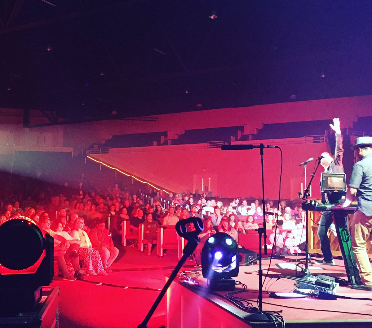 StreamlineEA's tweet photo. Started out last weekend of #therevolutiontour tonight in #KingsportTN! @michaelwsmith #streamlineeventagency #ctsaudio #deltastagelighting https://t.co/IloqLRn9aC