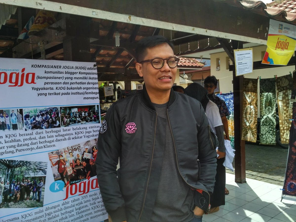 angtekkhun's tweet photo. Mas @beginu sudah di Plaza Pasar Ngasem #InspirAksi #ICDjogja Sedang diwawancarai di booth @k_jogja https://t.co/IzWkgLQUe5