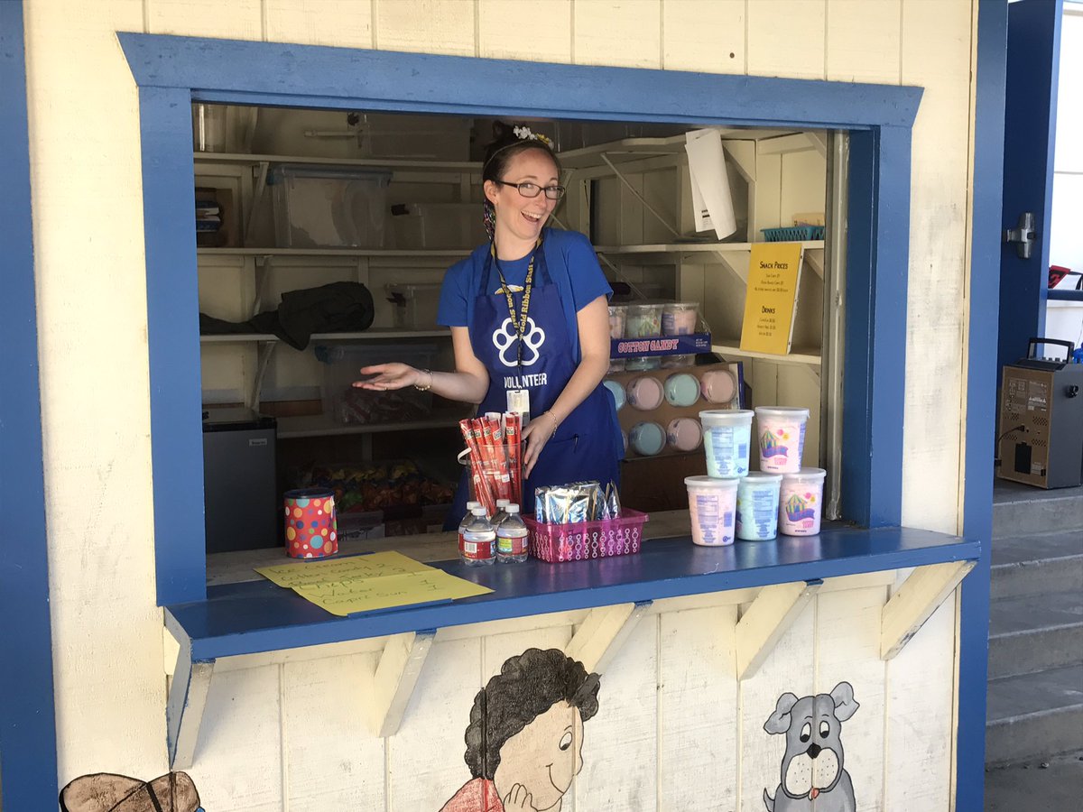 tom_ltom's tweet photo. Had a great time at the Carnival tonight!  Great job @lasjuntaspta @ljebullpups https://t.co/zCDcT97LxQ