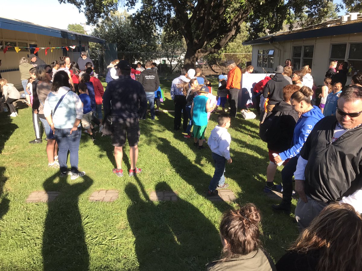 tom_ltom's tweet photo. Had a great time at the Carnival tonight!  Great job @lasjuntaspta @ljebullpups https://t.co/zCDcT97LxQ