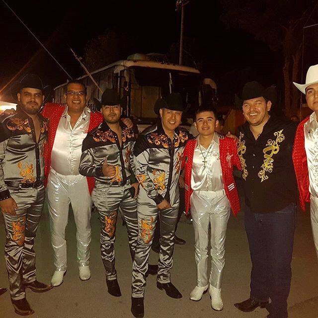 GRUPOPALOMO's tweet photo. Una foto con nuestros compas Los @_plebesoficial en un baile en Coahuila. https://t.co/DVsUkzrbU8