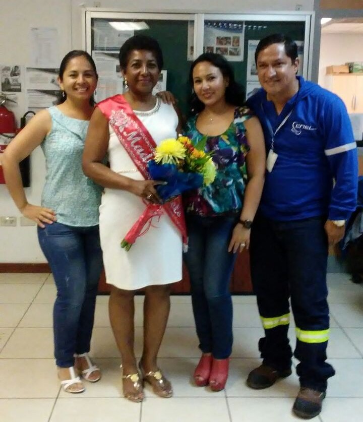 karinajimenez75's tweet photo. #CNEL Dpto.Vinculacion con la Comunidad agasajo por el #DiaDeLasMadrecitas junto a la #MadreSimbolo Silvia Gamboa con #FelizDiaDeLasMadres https://t.co/mS2vC800cL