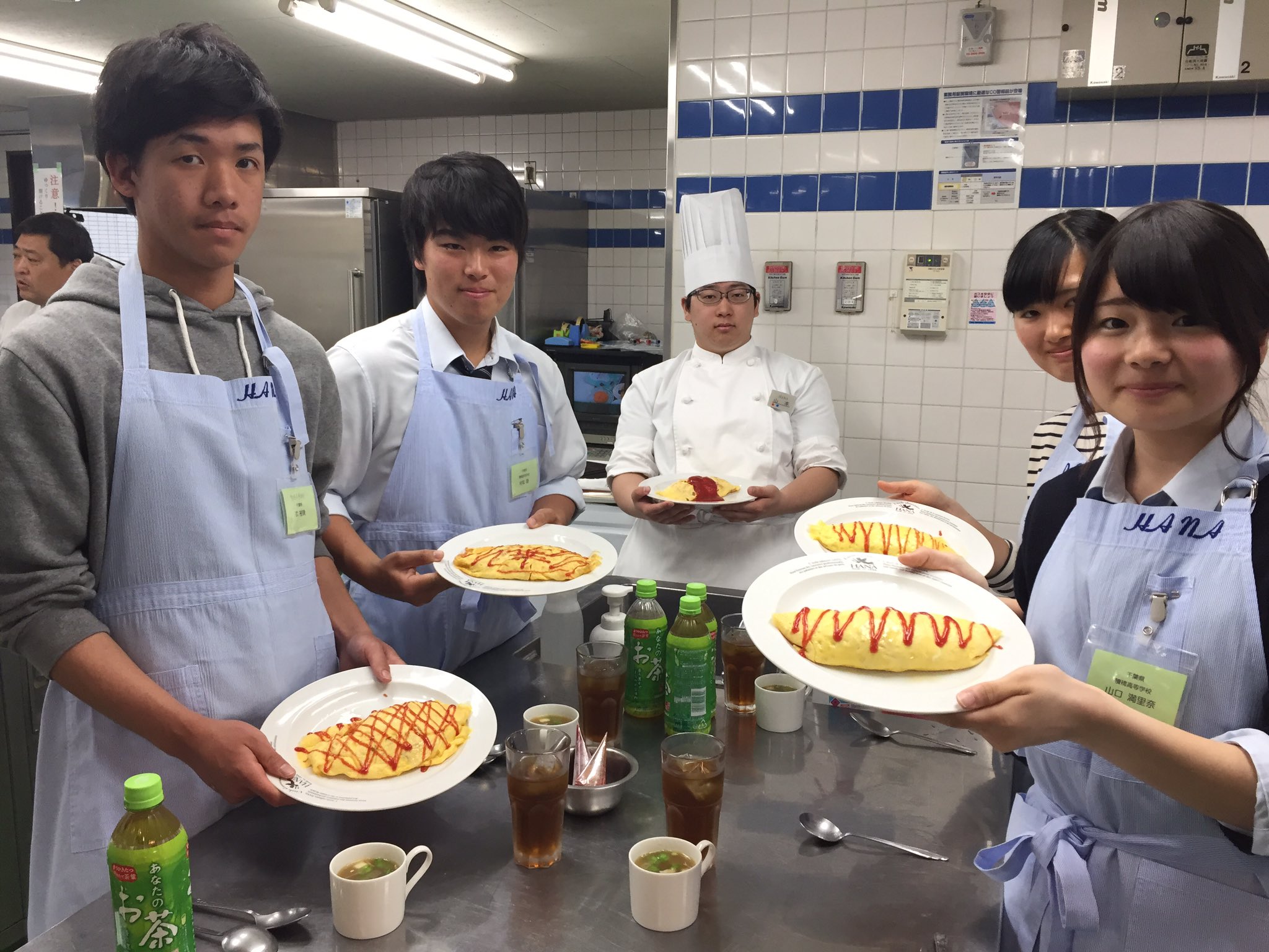 華調理製菓専門学校 公式 オープンキャンパスの オムライス 大成功 高橋校長先生とハイポーズ 今日来れなかった皆さんも次回の5 21のレアチーズケーキのオープンキャンパス お待ちしています オーキャン ふわとろオムライス 華