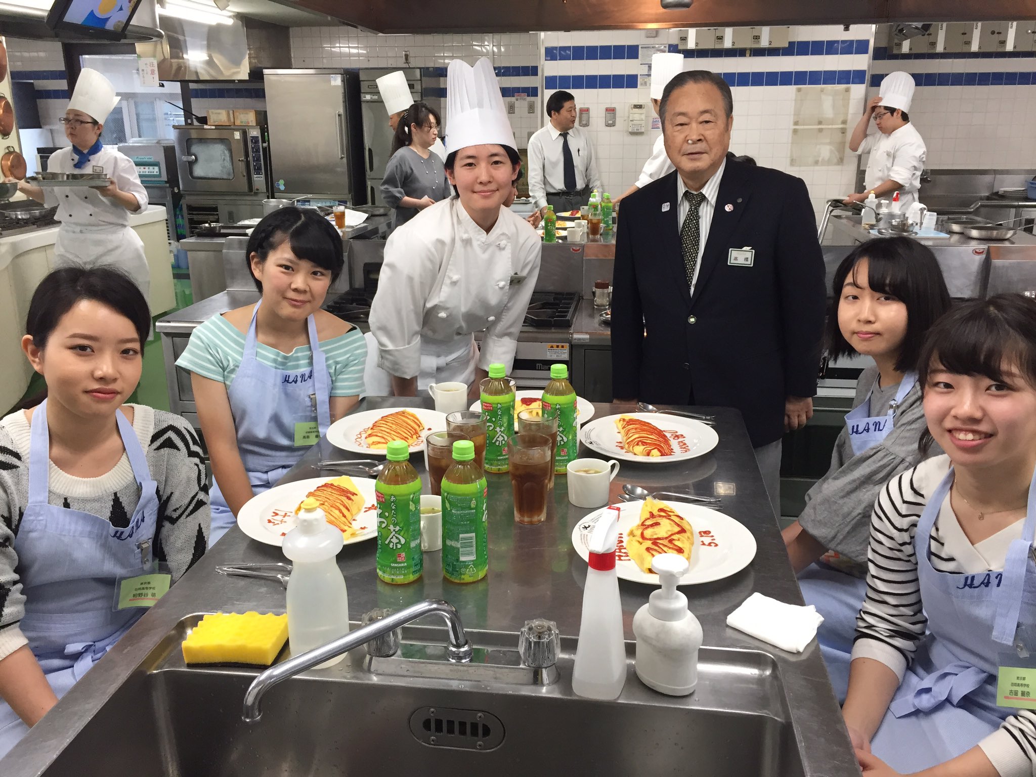 華調理製菓専門学校 公式 オープンキャンパスの オムライス 大成功 高橋校長先生とハイポーズ 今日来れなかった皆さんも次回の5 21のレアチーズケーキのオープンキャンパス お待ちしています オーキャン ふわとろオムライス 華調理製菓