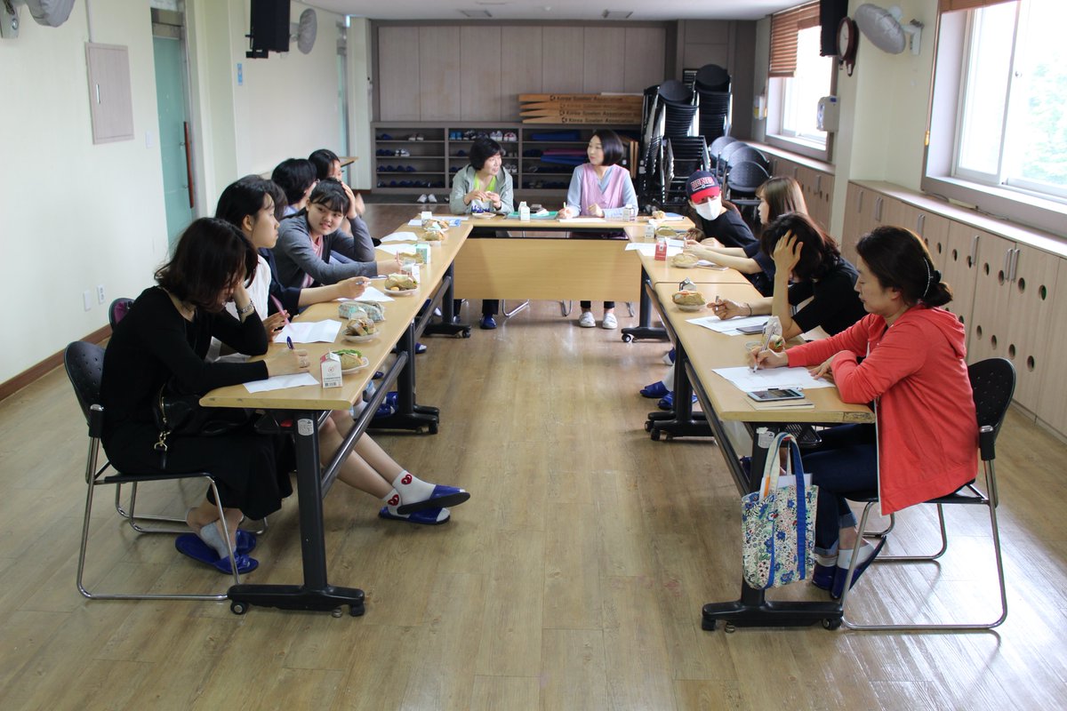 hansolwf's tweet photo. #한솔복지관 #마을공동체 #한솔마을학교
참여가족들이 생각하는 살고 싶은 마을을 만들기 위한 첫걸음, 한솔마을학교 발대식에서는 마을활동가 권정미 대표님을 모시고 앞으로의 활동에 대해 생각해보는 시간을 가졌습니다.
앞으로 변해갈 우리 마을을 기대해주세요! https://t.co/3RaT3Qr1UO
