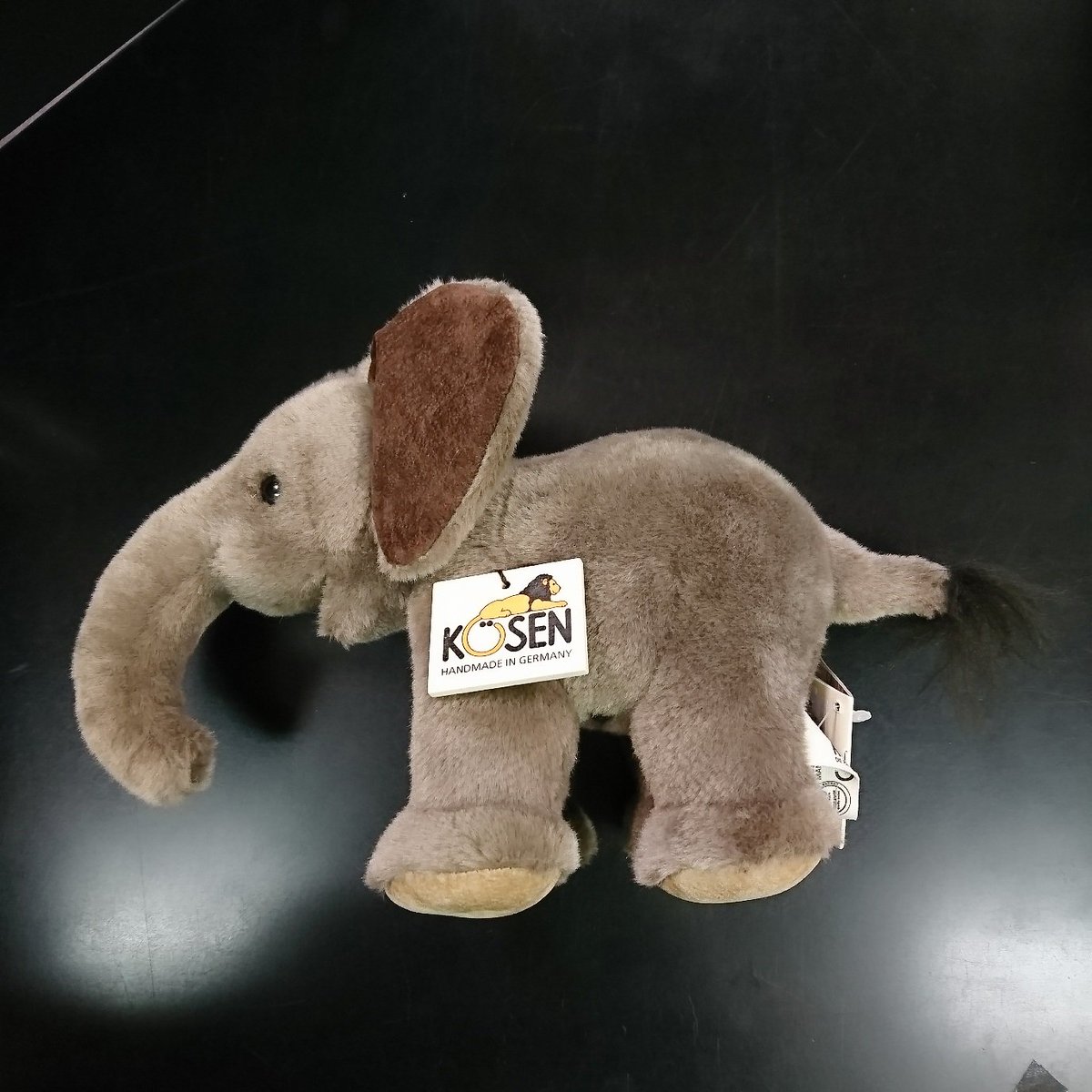 クレヨンハウス 東京店２階より ケーセン社ぬいぐるみ ぞう ミニ が再入荷しました 大型連休中に動物園に行った方も多いのではないでしょうか 実物同様 長い鼻にやさしい瞳で ぞう さんの魅力がギュっと詰まった可愛いらしいぬいぐるみです 12 4 込