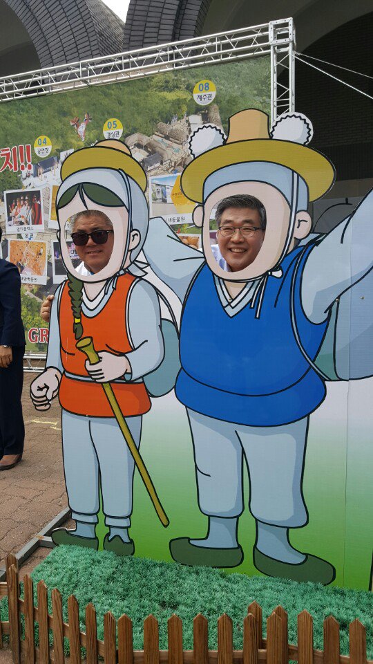 lkc1269's tweet photo. 여주 도자기축제장에서의 팔도한마당 홍보활동은
자체가 볼거리 입니다!
늘 한결 같이 팔도한마당을 응원해주시는 원경희 여주시장님께선 기꺼이 당사 캐릭터인 갑돌이가 되어 주셨습니다.
깊은 감사드리며 내년3월 명품 테마파크로 문을 열것을 약속드립니다! https://t.co/zqBejQrmm1