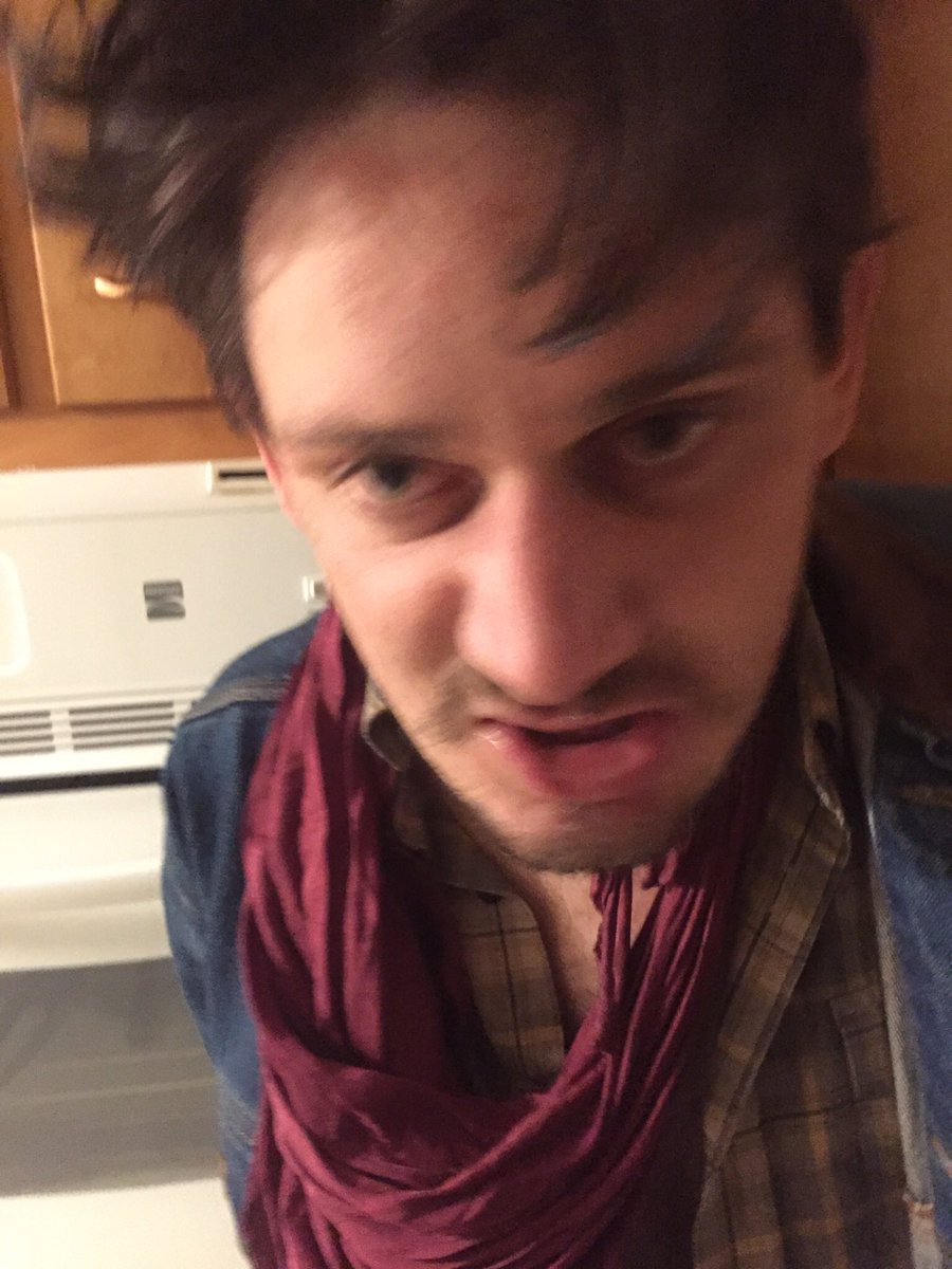 fetusraging's tweet image. Just gave the pizza guy a bong hit