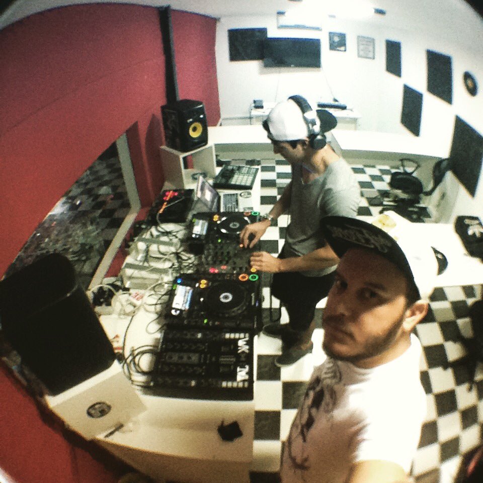 mighelribeiro's tweet photo. #cursodedj #ecoledj #djcourse #escoladedj #tutorialdj #djteach #cdj2000 #pioneer #goiania #novosdjs #dj #mkjay #goias https://t.co/W6e4QhtbS3