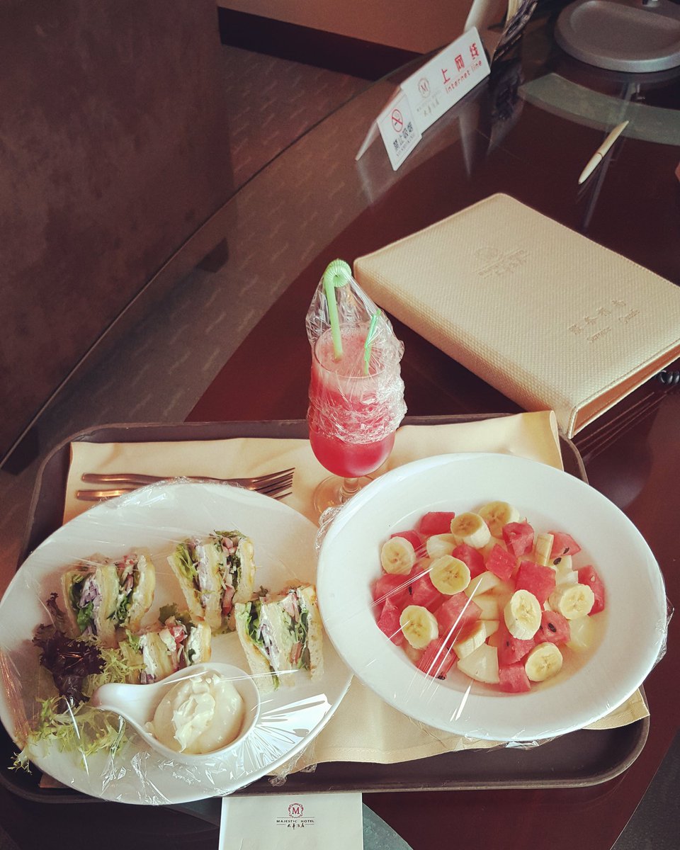monliest's tweet photo. Grilled veg sandwich, #Banana with #Watermelon & juice 👅😍👅😍👅 #Guangzhou #note5 #follow #life #picoftheday #repost #breakfastinroom https://t.co/GVGUpWrKd2