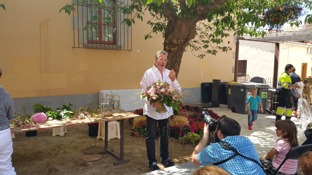 peronelladarago's tweet photo. #SentitsTeia
Un plaer escoltar i aprendre d'art floral amb Jordi Abelló! Gràcies. https://t.co/bthyKAlbzr