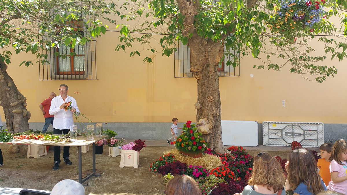 peronelladarago's tweet photo. #SentitsTeia
Un plaer escoltar i aprendre d'art floral amb Jordi Abelló! Gràcies. https://t.co/bthyKAlbzr