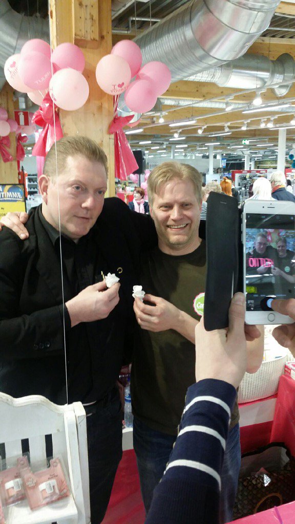 Ruusuntekokilpailu vesa keskisen kanssa #confettifi #rakkaudestajuhliin #kyläkauppa