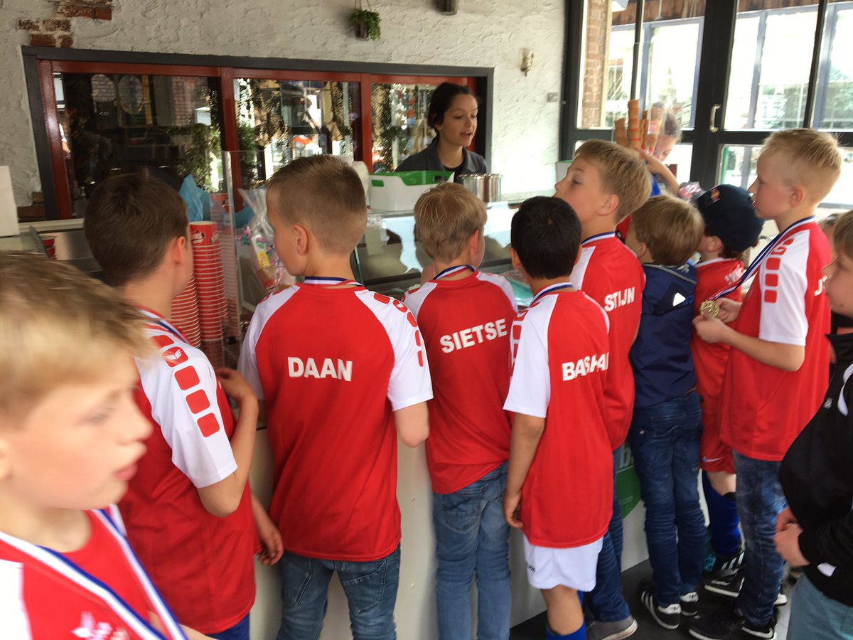 En wat doe je als je kampioen wordt? Snel naar de ijscobar van <a href="/DoldeSmidse/">d'Olde Smidse</a>!