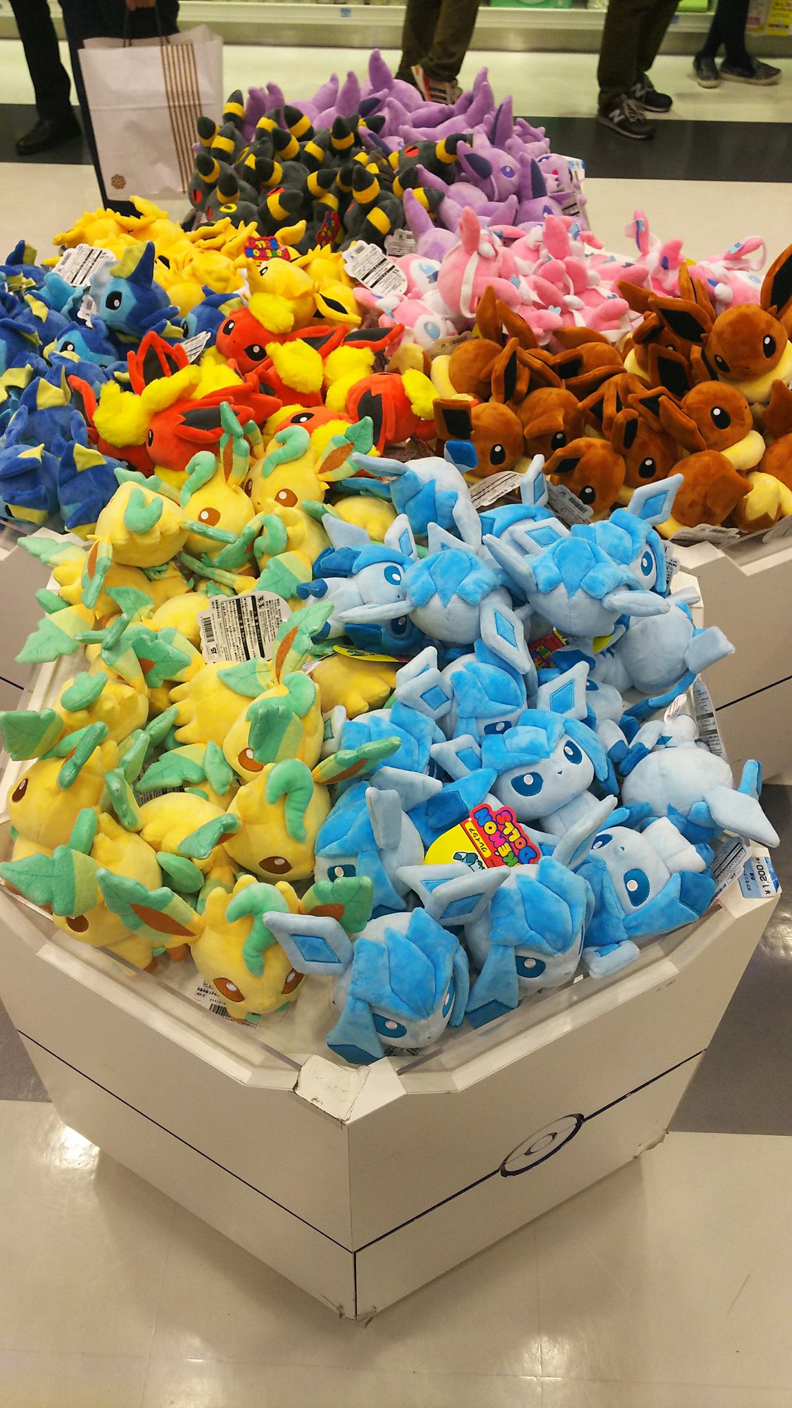 ウォルガ Right Now Past ポケセンに行ったら ブイズイベントが発生してたから とりあえずサンムーンで配信 ブイズをゲットして ブイズグッズゲットしてきた W و ｸﾞｯ サンダースキャップ欲しいな D イーブイとカラフルフレンズ