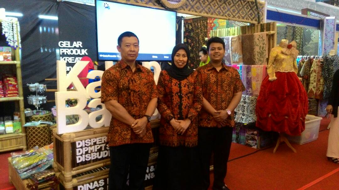Gelar Produk Kreatif dan Investasi Daerah-Jogja City mall
Dari Kiri : SUKO PRIYANTO, SP, Ir . TRI WAHYU ANGEMBANI, RICKY FIRGANANTA