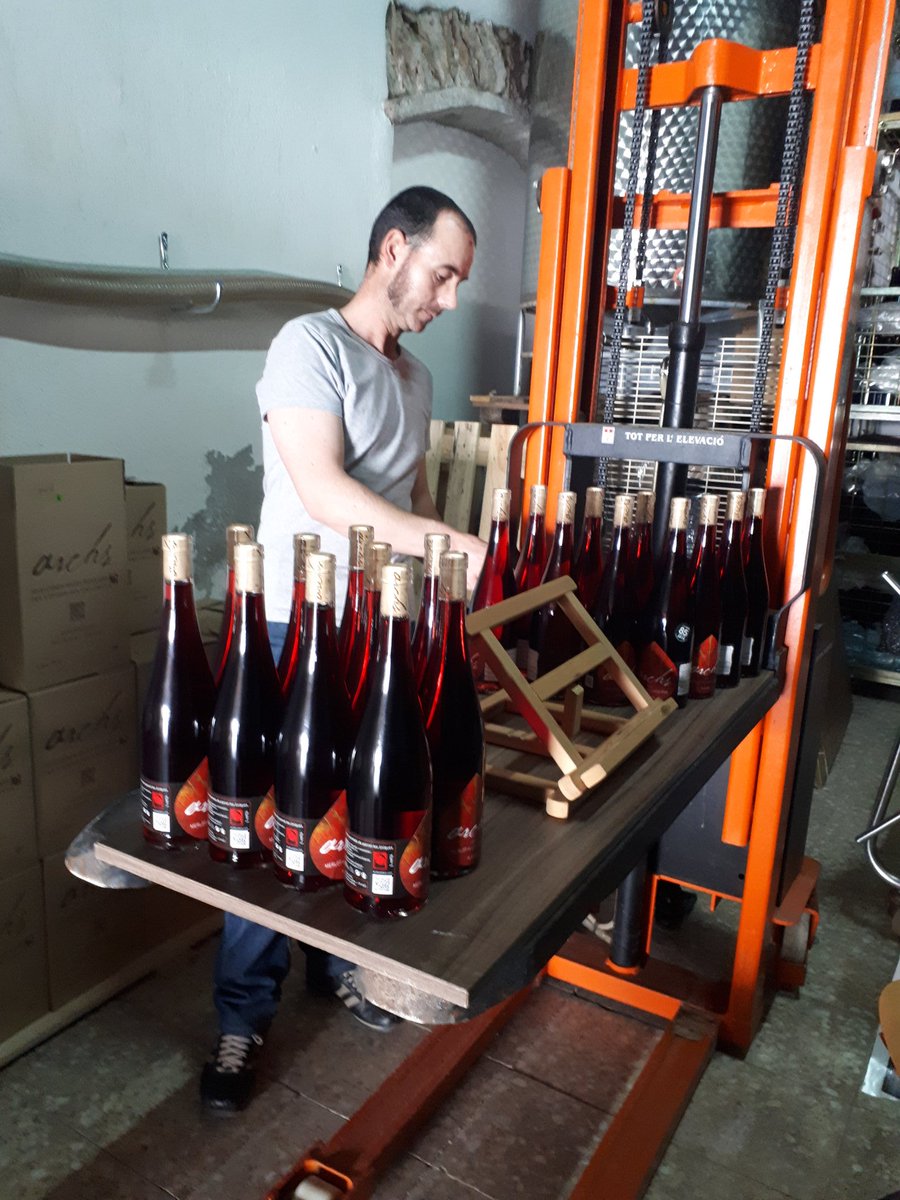 archs_cellers's tweet photo. Etiquetant el #merlot #rosat. #vinos #winelovers #bodega #penedes #catas #archscellers https://t.co/gGFZhe7be1