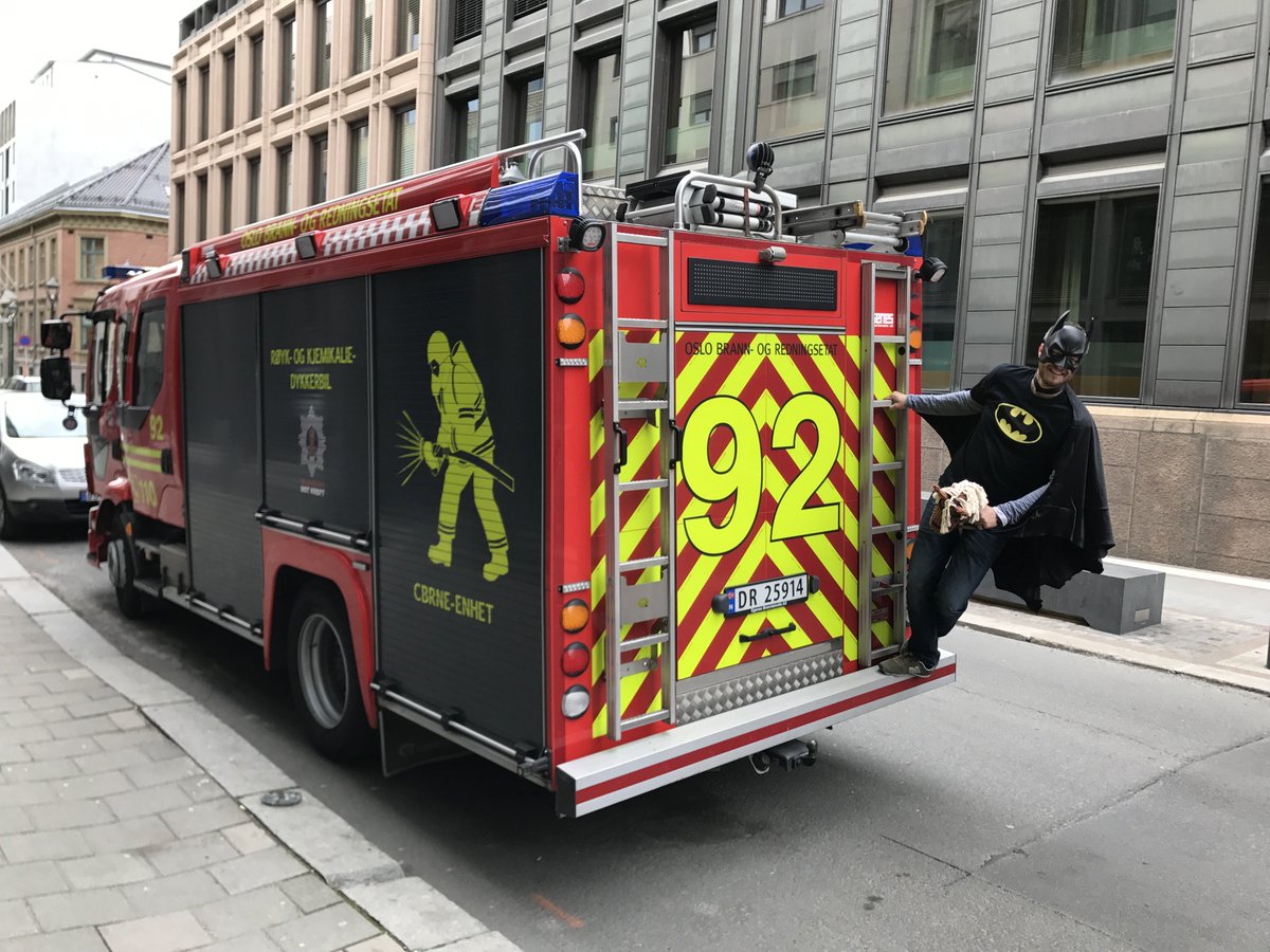 Oslo110sentral's tweet image. Brannbil 92 fra Hovedbrannstasjonen fikk hjelp av Batman på et oppdrag i dag 😜
