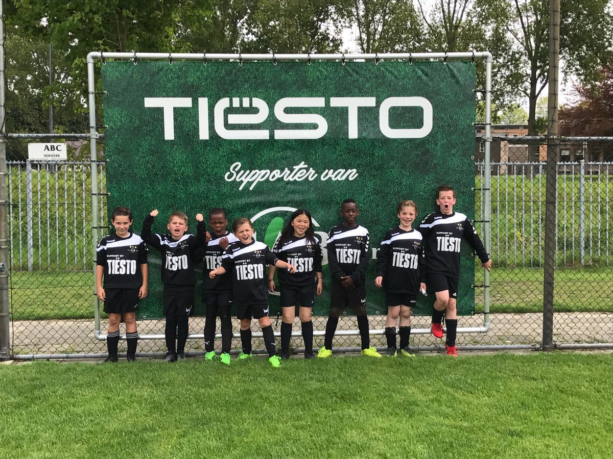 SABBreda's tweet photo. SAB JO11-1 voor 3e keer op rij kampioen. na 9-1 winst bij Baronie. TOP. @tiesto heeft de ploeg nieuwe pakken geschonken. Tiësto bedankt! https://t.co/zXtv1Z9kjq