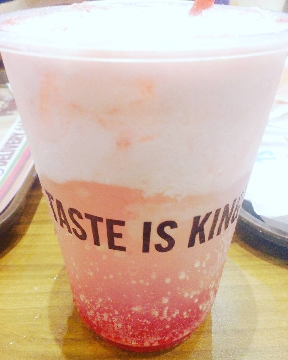 burgerkingph's tweet photo. Sip on a #StrawberryFloat for a cool relaxing Saturday 🌬 📷 by @janjericadan https://t.co/aO03NEnD8A
