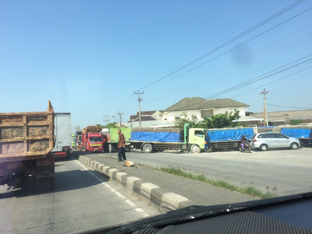 Macet parah di Trengguli!! Cc <a href="/pemkabdemak/">Pemkab Demak</a>