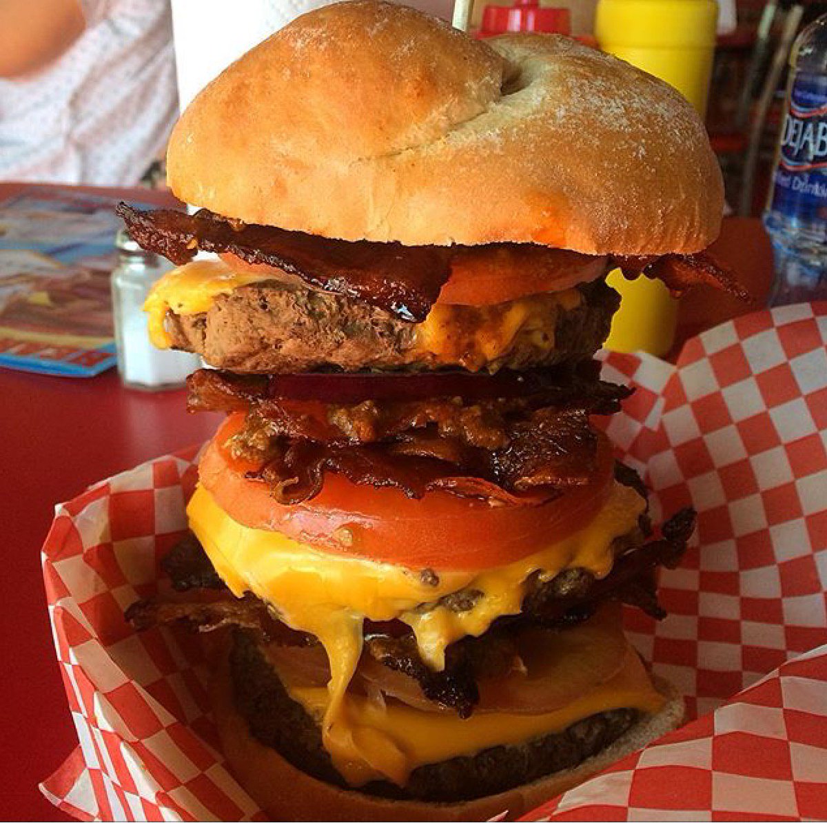 DoubleBypass's tweet photo. This... is what a Triple Bypass Burger looks like. Not as scary as you thought right? ;) https://t.co/RRIPqegoFj