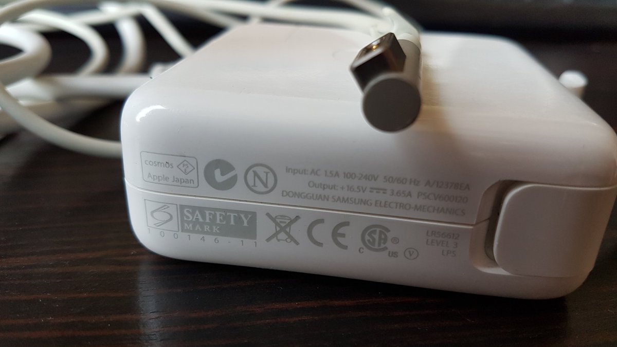 Djamilo's tweet photo. Opportunisme is elkaars grootste vijand niet vreemd...#apple #samsung https://t.co/2VhnMFX4GE