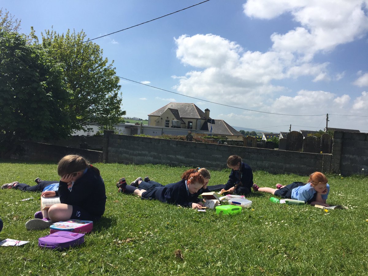 MsDunne3rd4th's tweet photo. Having D.E.A.R time yesterday in the sunshine! ☀️#reading #outdoors #fun🎉#summer 🍦 https://t.co/4rYFc7wga0
