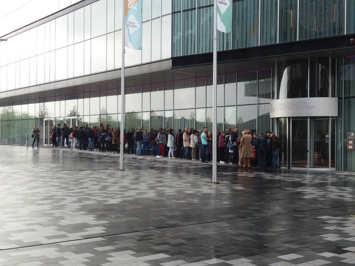 De kaartverkoop voor het nieuwe theaterseizoen begint om 10.00 uur. Het is nu al gezellig! Kom ook langs! bit.ly/theaterseizoen…