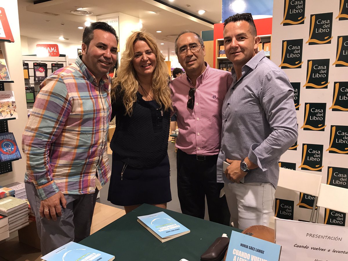 GuzmanMtnez's tweet photo. Gracias a @NuriaSaez su invitación a la reflexión con su libro "Cuando vuelves a levantarte". Gran tarde junto a ti.
#resoliencia #felicidad https://t.co/klwUEU4mYQ