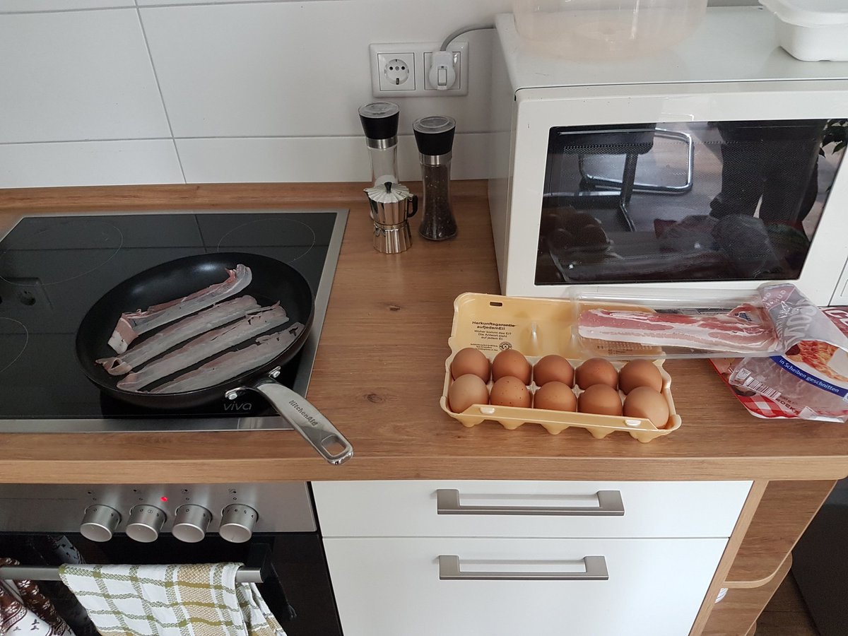 Alex_Witkowski's tweet photo. Hackathon Frühstück mit Eiern und Speck bei @DevelappersGmbH #DevHackathon Fast wie mit @nklausni damals bei @offerista_group https://t.co/mIo9g1TbHV