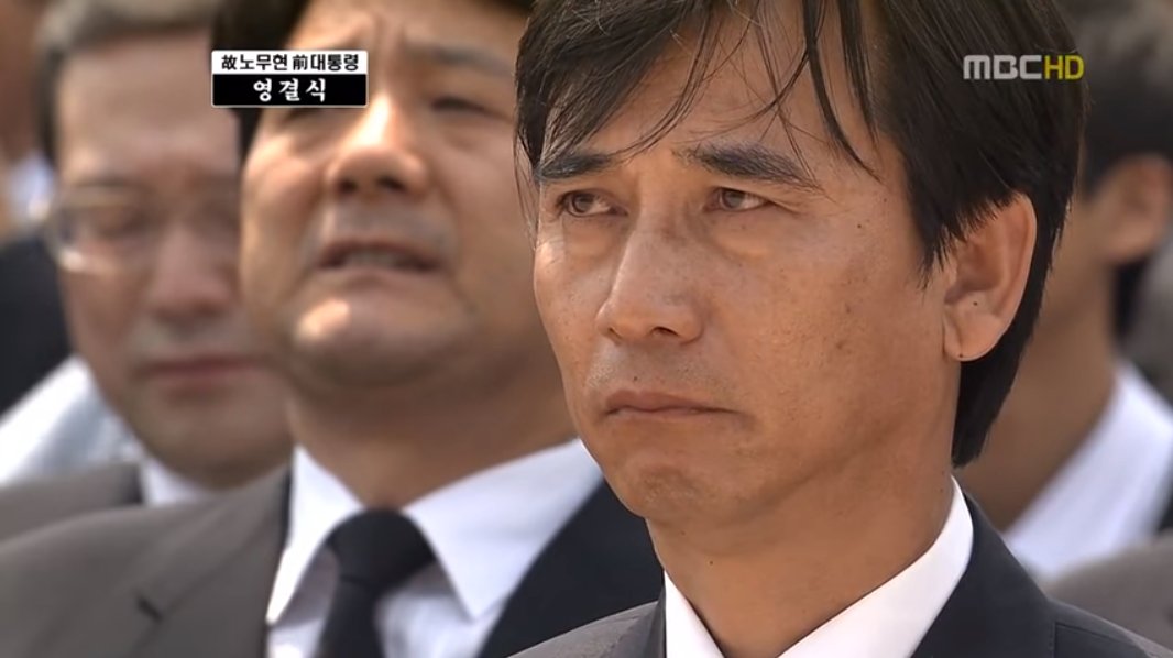 유시민 "문 대통령은 저를 안 부르실 거예요. 왜냐하면 제가 왜 안 하려고 하는지를 아시기 때문에, 제 마음속에는 그리움과 희망 같은 긍정적인 감정과 함께 여전히 원망 미움 같은 부정적 감정이 있어요. 이 상태에서 공권력이 주어지면.." 하아 그랬구나